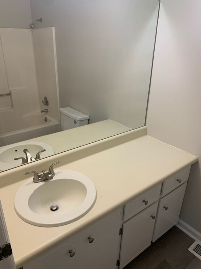 Building Photo - This charming 3-bed, 2.5-bath townhome is available for rent.