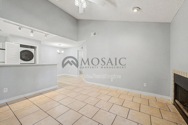 Building Photo - 533 W Guadalupe Rd