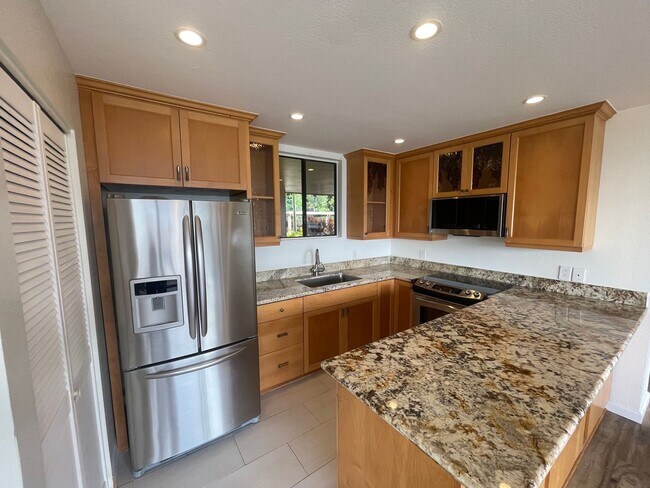 Building Photo - Beautiful 2 bedroom, 2 bath townhome
