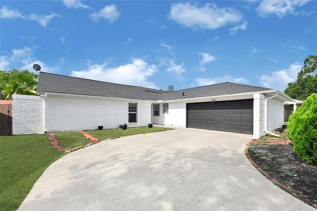 Building Photo - 15611 Rolling Timbers Dr