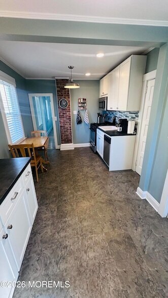 Building Photo - 402 Maple Dr