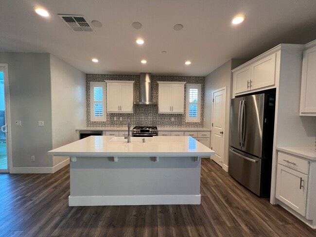 Building Photo - Beautiful Blackpines Community Three Bedroom