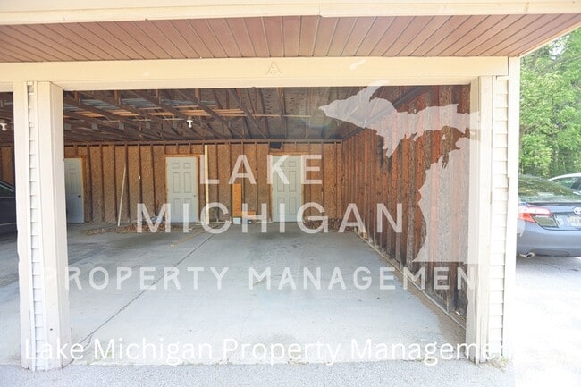 Building Photo - 15528 Clovernook Dr
