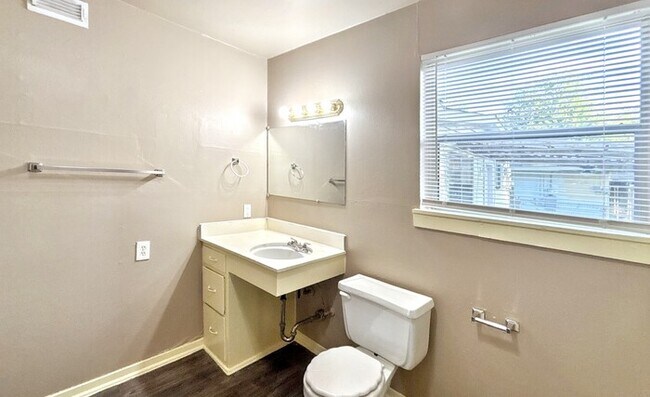 Building Photo - 5826 Burr Oak Dr