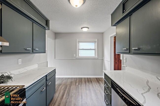 Building Photo - Recently Remodeled 2 Bedroom Home