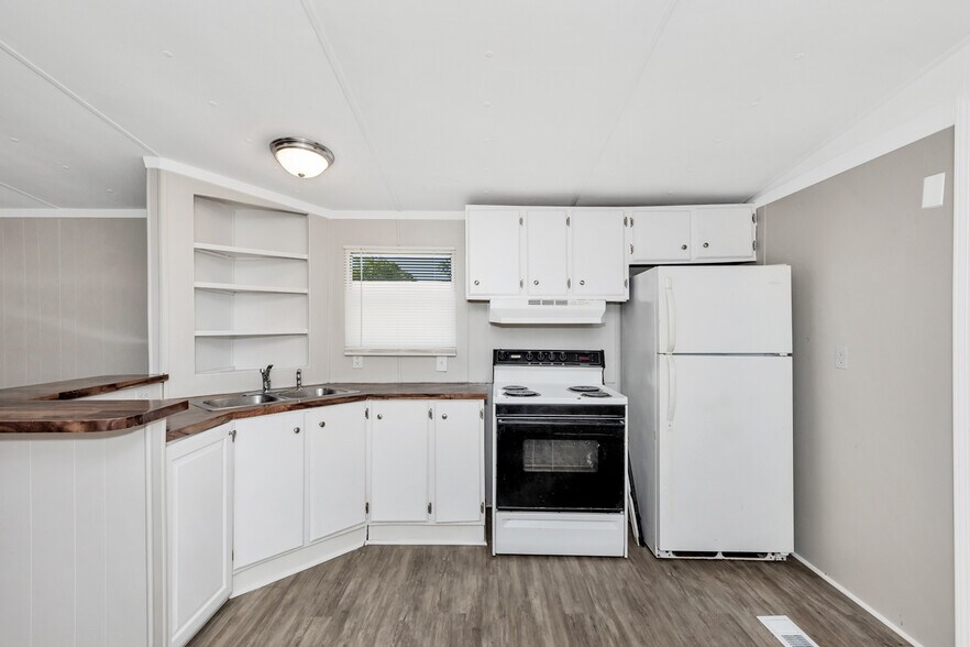 Building Photo - 2303 Highway 20