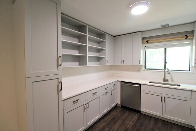 Building Photo - (Coming Soon) 2 Bedroom Condo In South Park!