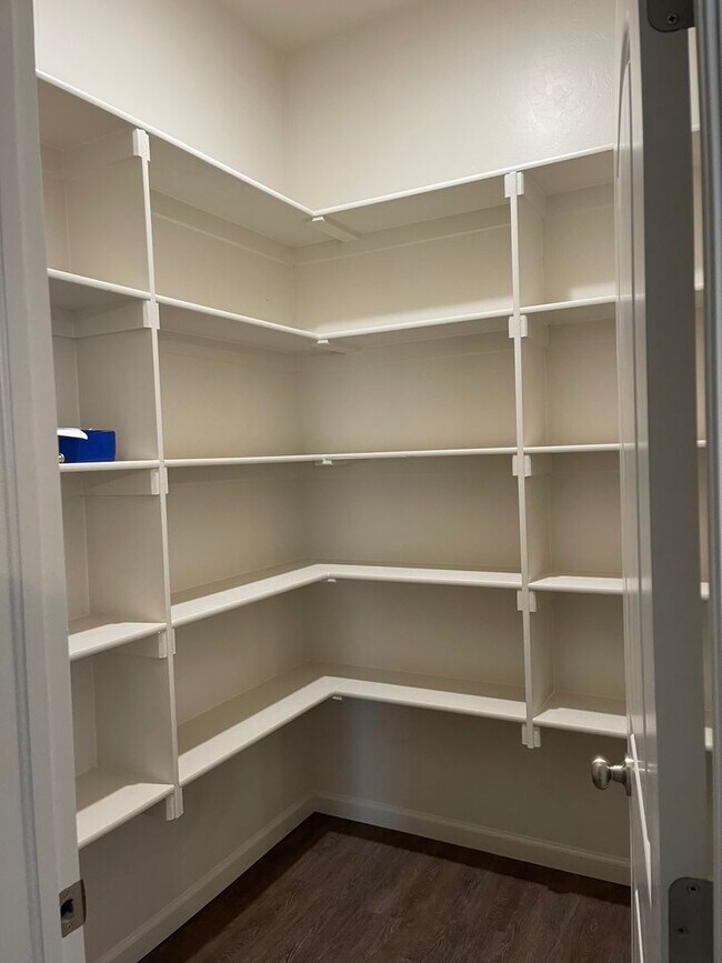 Building Photo - Spacious 4 bed 3 bath home