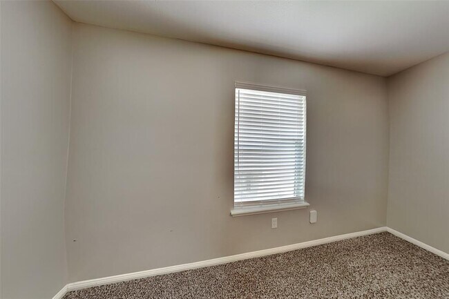 Building Photo - 2043 Shadow Rock Dr