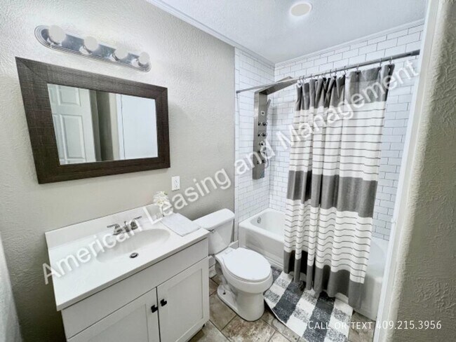 Building Photo - Adorable 2 Bedroom Home in Groves!