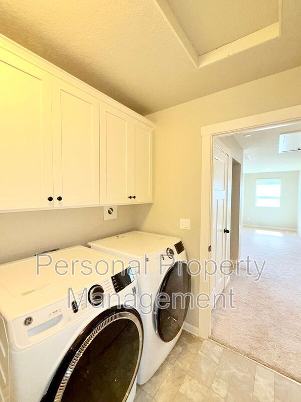 Building Photo - 3623 NE Sitka Dr