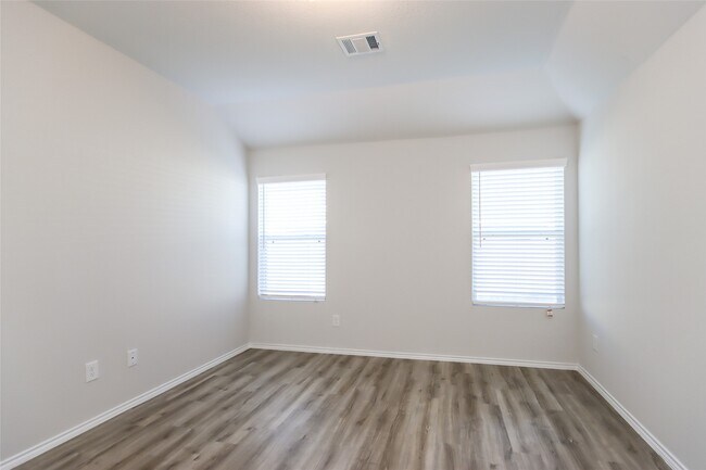 Building Photo - 17430 Linthorne St