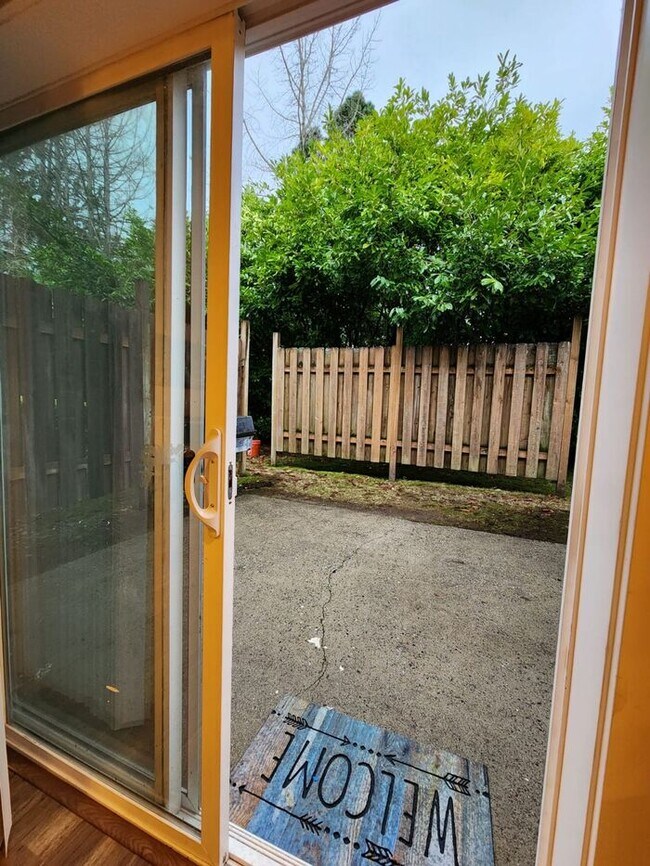 Building Photo - Fully FURNISHED OR UNFURNISHED 2 Bedroom 1...