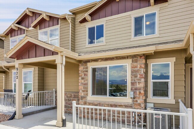 Building Photo - $2,150 - 3 Bed, 2.5 Bath Updated Townhome ...