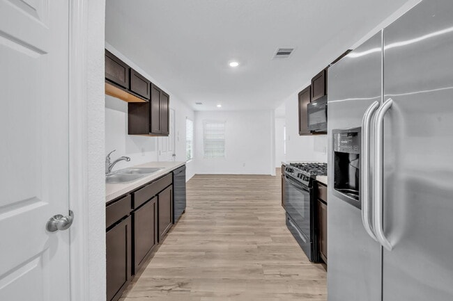 Building Photo - Like-new three bedroom single story home featuring a spacious open floor plan ideal for modern li...