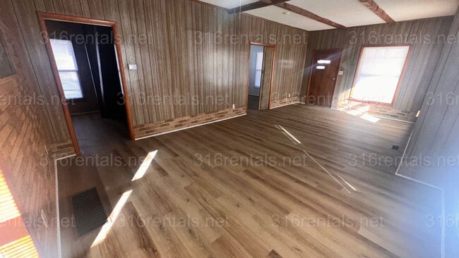 Building Photo - $1445 - 5 room 1.5 bathroom - Single Family Home