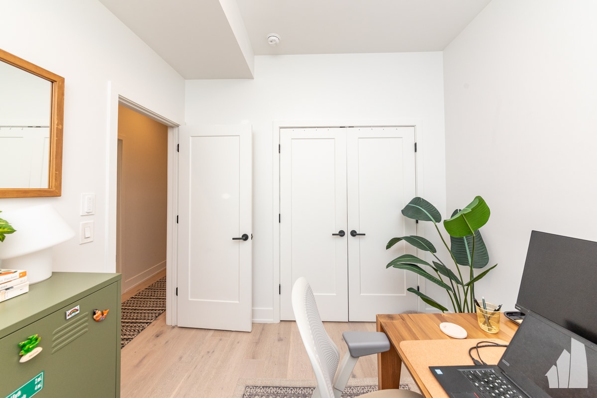 Building Photo - 1334 W Bryn Mawr Ave