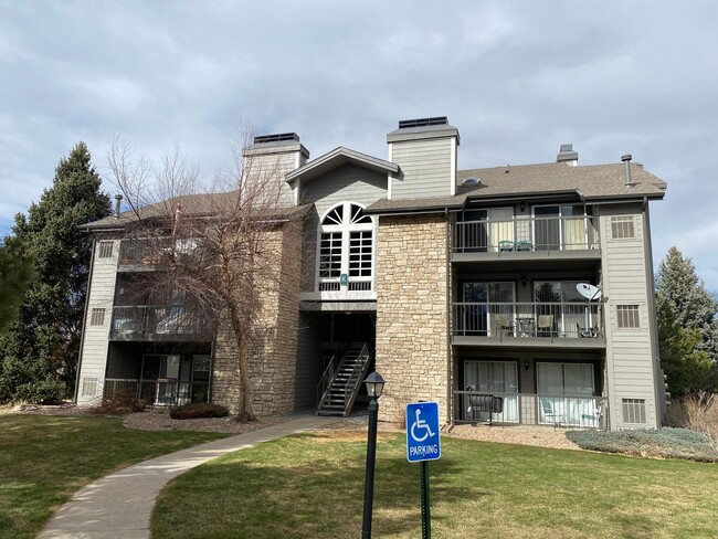 Building Photo - Updated 2 Bed, 2 Bath Top-Floor Condo with...