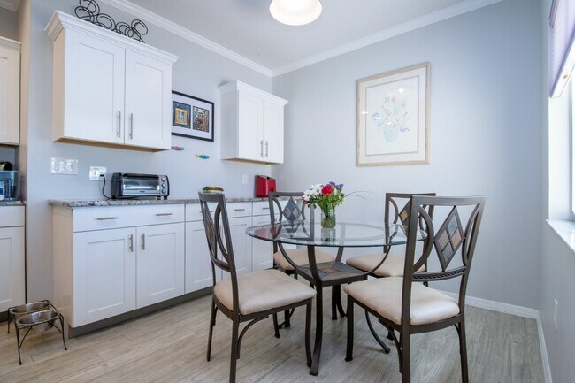 Building Photo - Fully Furnished - 2 bed 2 Bath villa - South Sarasota