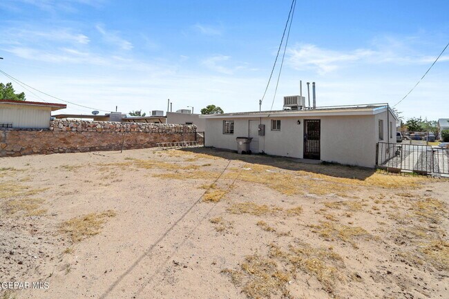 Building Photo - 550 Dolan St