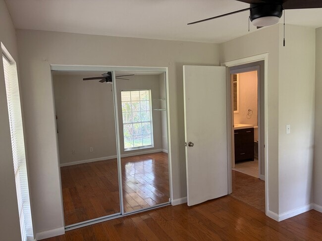 Building Photo - 217 Dickens Ave