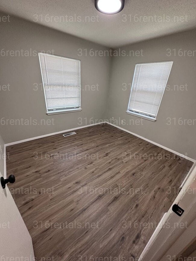 Building Photo - $1050 - 3 bedroom / 1 bathroom - Beautiful...