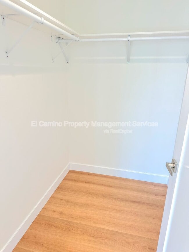 Building Photo - 8727 Dalton Ave