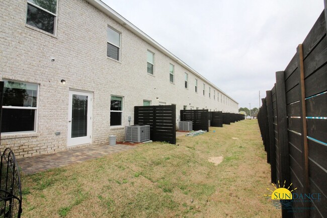 Building Photo - Gorgeous Townhouse in Fort Walton Beach!