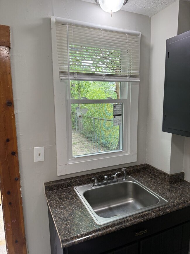Building Photo - Adorable 2BR/1BA house