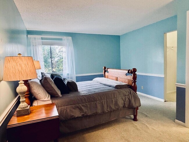 Building Photo - 1805 Fairview Villas Dr