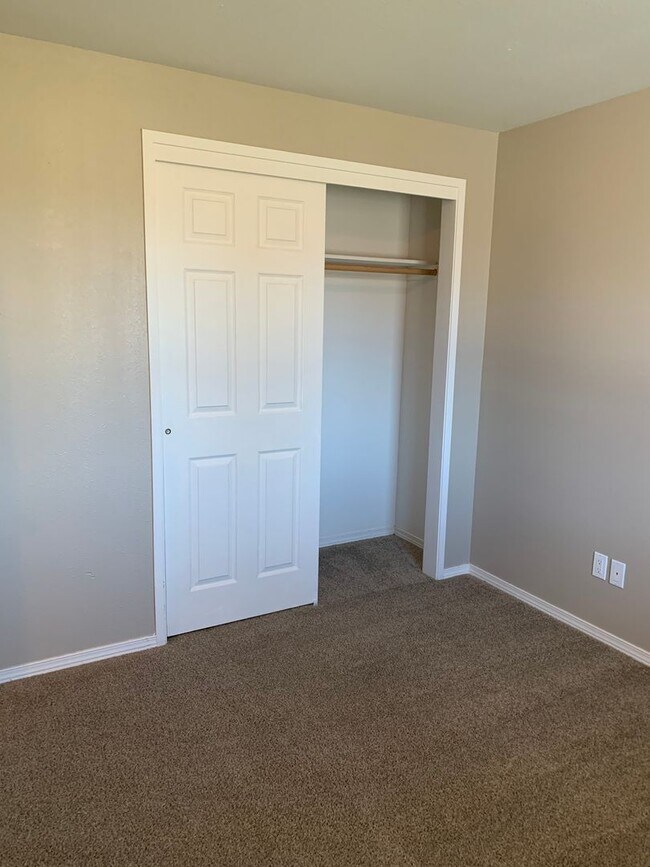 Building Photo - Pross6