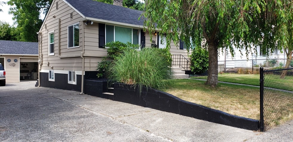 Quiet well maintained basement apartment - 500 SW 139th St