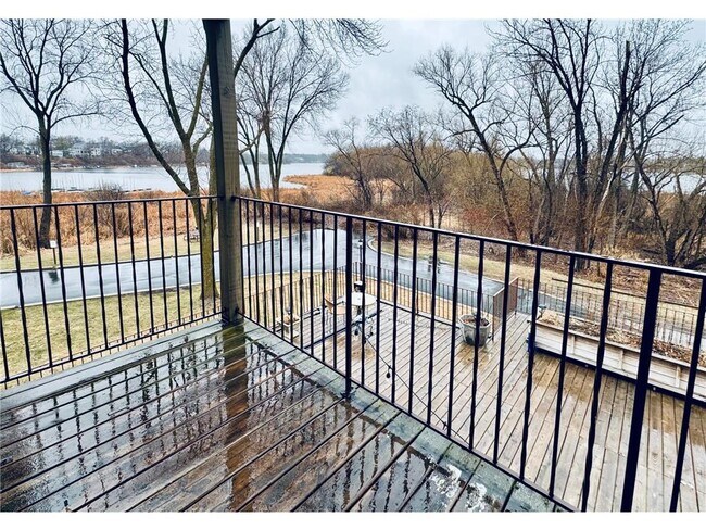 Building Photo - 1304 W Medicine Lake Dr