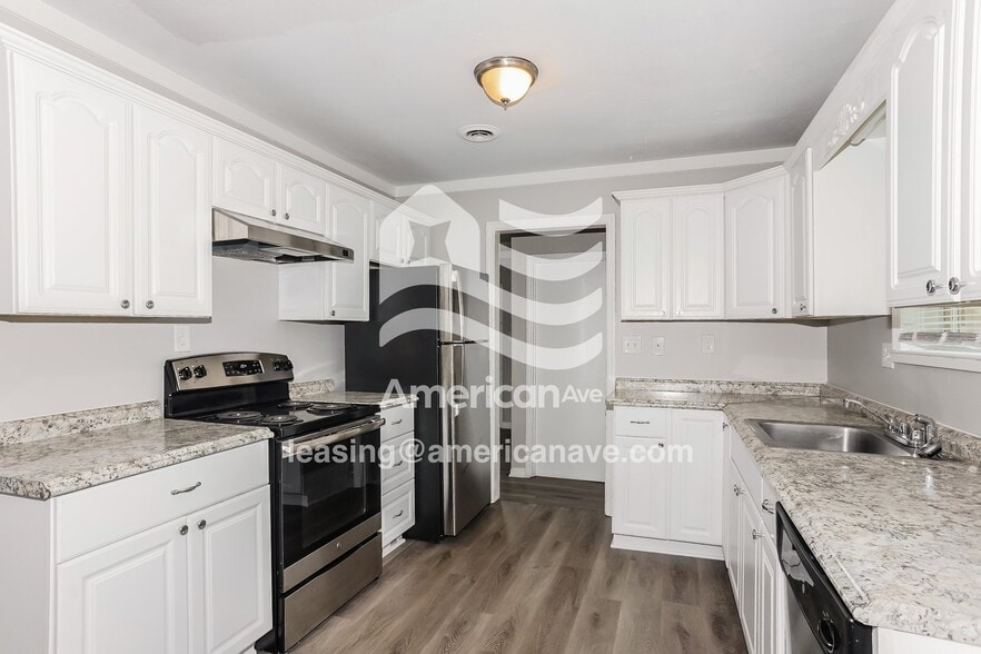 Building Photo - 3429 Kensington Dr S