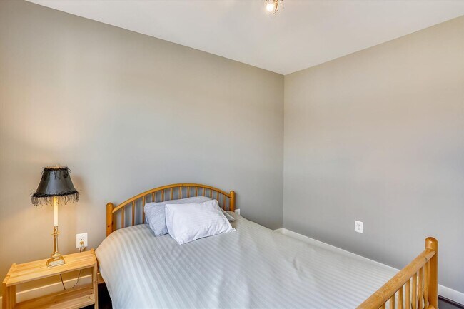 Building Photo - GREAT LOCATION!! Stunning 3BD/3.5BA luxury 4-level townhouse!