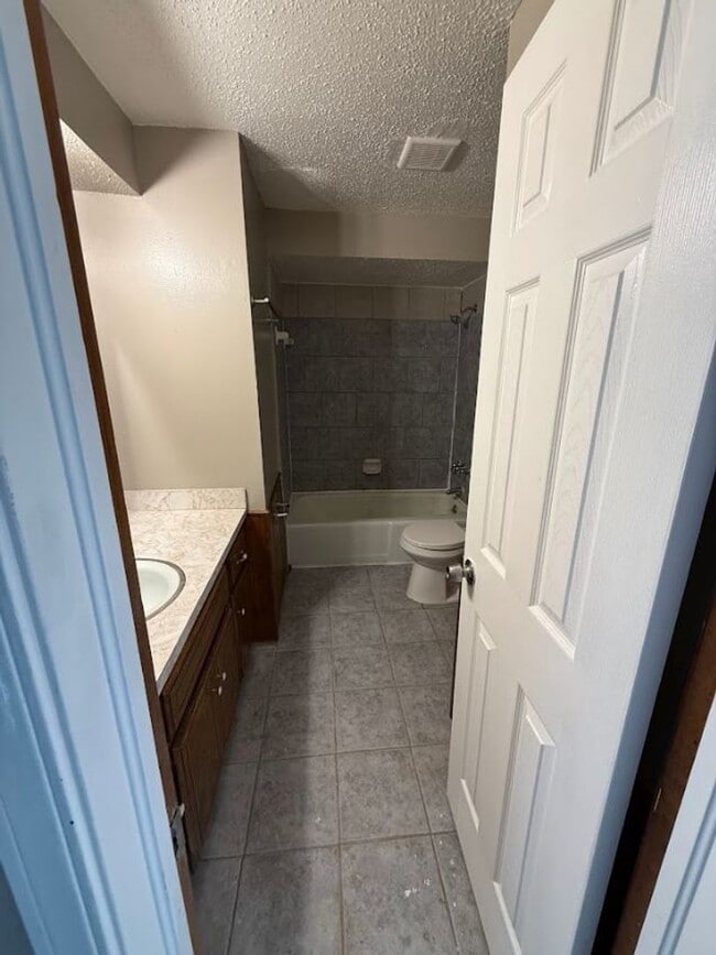 Building Photo - 4 BedroomHome Available!