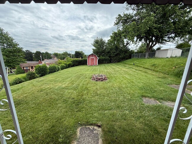 Building Photo - Move-In Ready 2BR Home on Quiet Residential Street in Baldwin/Whitehall!