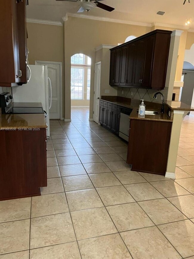 Building Photo - 6 Westbury Ln