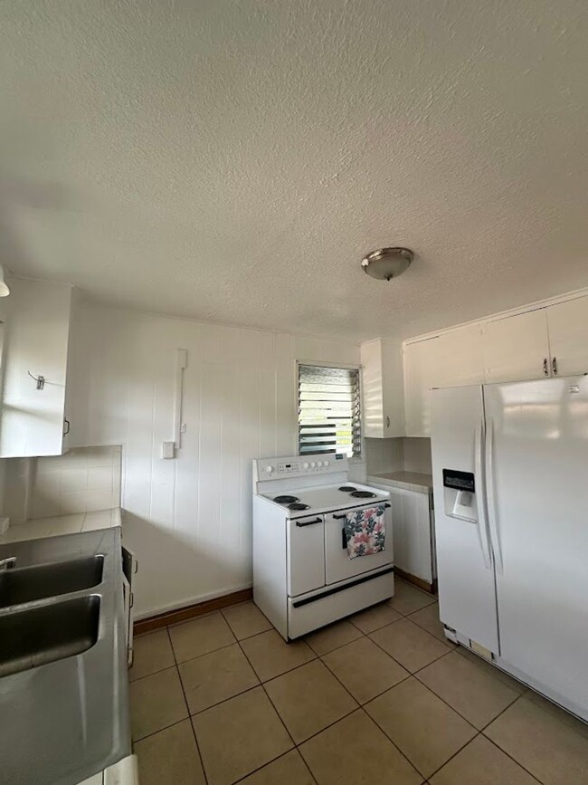 Building Photo - KALIHI UKA House 6 bedrooms, 2 full bath a...