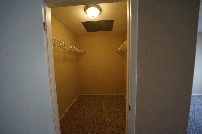 Building Photo - Beautiful 2 bed 2 bath upstairs unit in gated community.