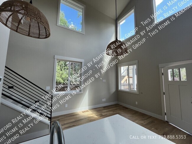 Building Photo - 839 E Willamette Ave