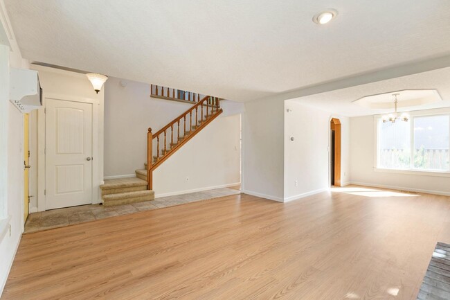 Building Photo - Comfortable 4-bdrm/2.5-bath home in Hillsb...