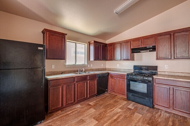 Building Photo - Amazing and Spacious Single Story 3 BR 2 BA!
