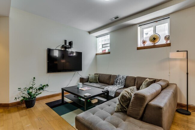 Building Photo - Bucktown: Fully furnished gorgeous 3 Bed, ...