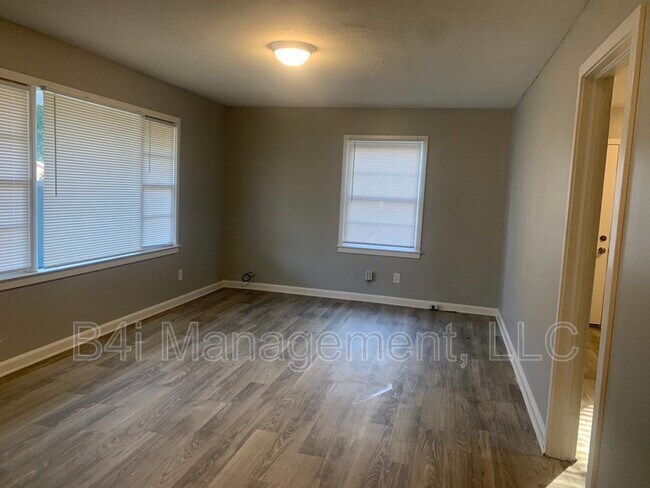 Building Photo - 1045 Enoch Dr