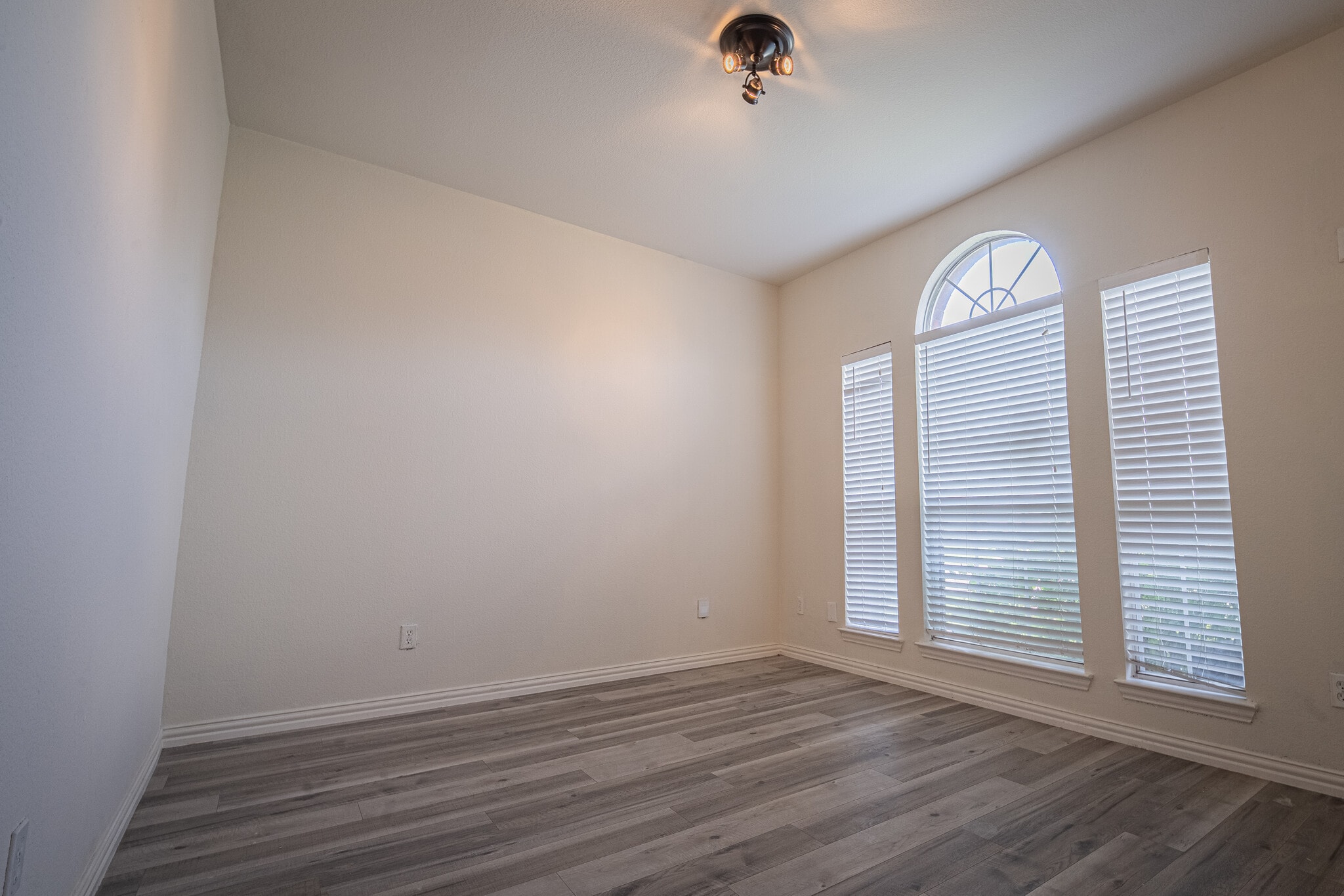 Building Photo - 4522 Oak Shores Dr