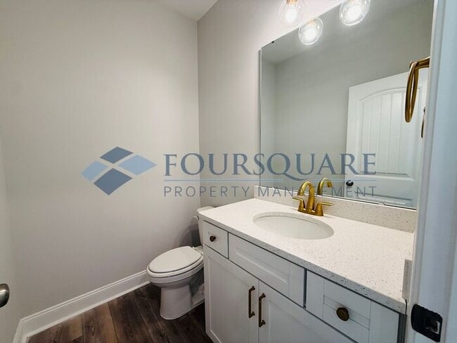 Building Photo - End-Unit Townhome with Fenced Yard, Washer/Dryer included & 2-Car Garage – Comfortable & Convenie...