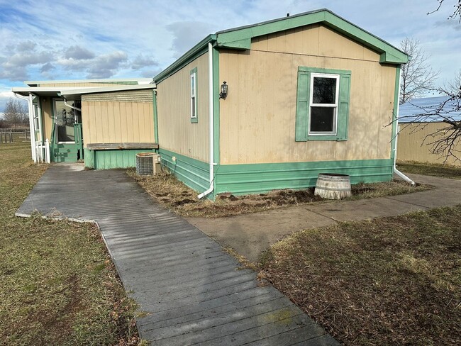 Building Photo - 3 Bed / 2 Bath  on One Acre – Garage Included