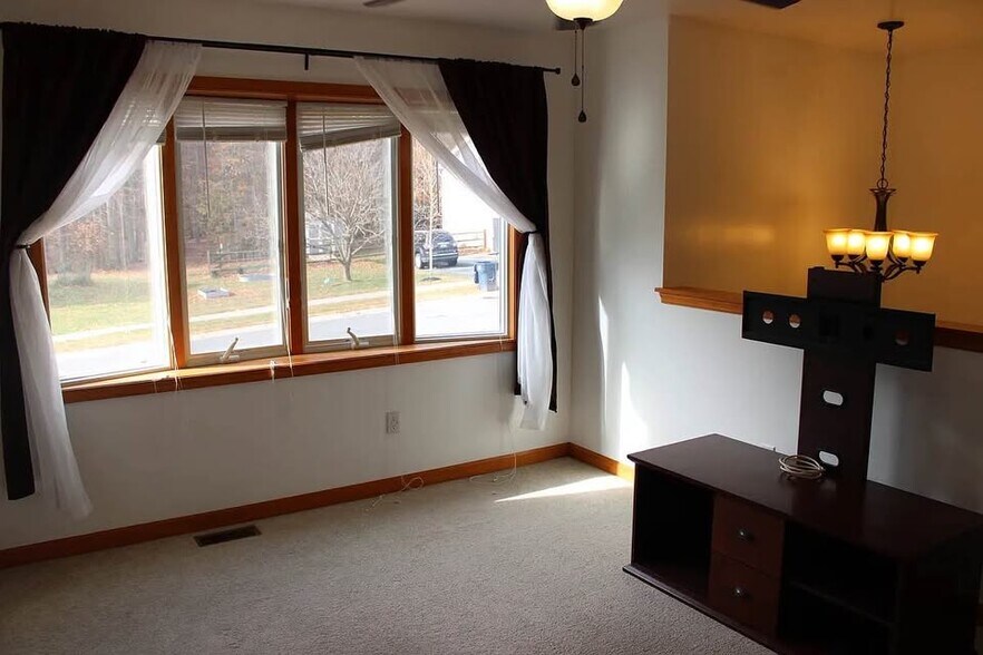 Building Photo - 35 Catalpa Dr