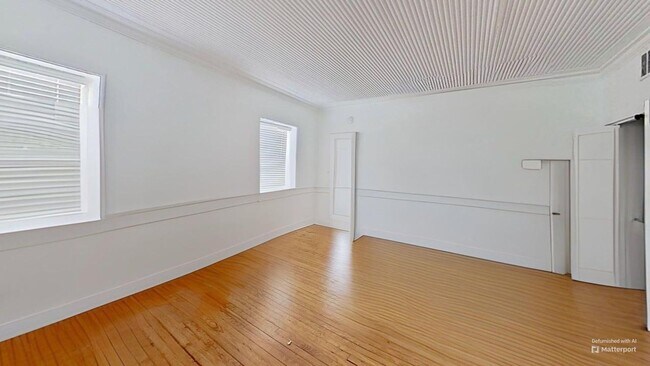 Building Photo - 2 bed/1 bath on King St. Live in the Heart...